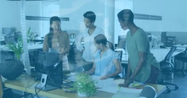 Çeşitli iş adamlarının ofiste toplantı yapmaları üzerine asma kilit ikonu animasyonu. Küresel iş, çevrimiçi güvenlik ve dijital arayüz kavramı dijital olarak oluşturulmuş video.