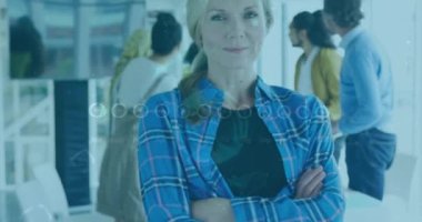 Ofiste çalışan Kafkas iş kadınının veri işleme animasyonu. Küresel iş, finans ve dijital arayüz kavramı dijital olarak oluşturulmuş video.