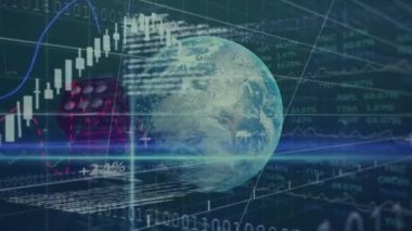 İkili kodlama üzerine küresel, zar ve finansal veri işleme animasyonları. Küresel online kumar, iş, finans ve veri işleme kavramı dijital olarak oluşturulmuş video.