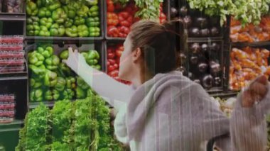 Manavdaki beyaz kadın hakkında finansal veri işleme animasyonu. Küresel finansman, yaşam tarzı ve dijital arayüz kavramı dijital olarak oluşturulmuş video.