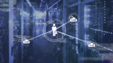 Sunucu odasındaki simgeler ve veri işleme ağı animasyonu. küresel bağlantılar, bilgisayar ve dijital arayüz konsepti dijital olarak oluşturulmuş video.