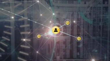 Sunucu odasındaki simgeler ve veri işleme ağı animasyonu. küresel bağlantılar, bilgisayar ve dijital arayüz konsepti dijital olarak oluşturulmuş video.