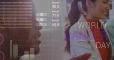 Afro-Amerikan bir adamın ofisinde konuşmasının ardından Dünya Kanser Günü metni ve veri işleme animasyonu. İş verileri ve analitik kavramı