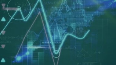 Matematiksel çözümler üzerinde birden fazla grafik, blok zinciri, sayı ve haritanın animasyonu. Dijital olarak üretilen, hologram, küresel, rakamlar, rapor, finans, iş, aydınlatma ve teknoloji kavramı.