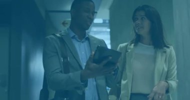 Muhtelif iş adamlarının ofiste yaptıkları toplantıların animasyonları. Küresel iş, çevrimiçi güvenlik ve dijital arayüz kavramı dijital olarak oluşturulmuş video.