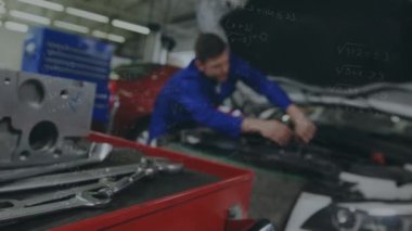 Arabaları tamir eden adamın istatistik ve veri işleme animasyonu. Küresel otomobil mühendisliği, bilgisayar ve veri işleme kavramı dijital olarak oluşturulmuş video.