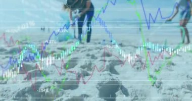 Gönüllüler plajı temizlerken finansal veri işleme animasyonu. Küresel çevre, sürdürülebilirlik, iş, finans ve veri işleme kavramı dijital olarak oluşturulmuş video.