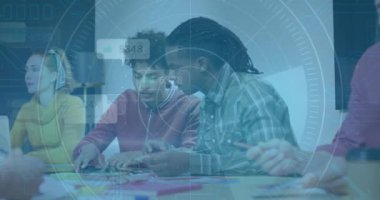 Ofiste toplanan çeşitli iş adamlarının veri işleme animasyonları. Küresel iş, finans ve dijital arayüz kavramı dijital olarak oluşturulmuş video.