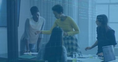 Ofiste çalışan çeşitli iş adamları üzerinde finansal veri işleme animasyonu. Küresel iş, finans ve dijital arayüz kavramı dijital olarak oluşturulmuş video.