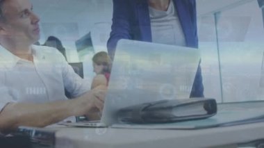 Ofiste çalışan çeşitli iş adamlarının veri işleme animasyonları. Küresel iş, finans ve dijital arayüz kavramı dijital olarak oluşturulmuş video.