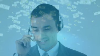 Konfeti animasyonu ve Amerikan doları banknotları telefon kulaklığıyla iş adamının üzerinde. Küresel iş, finans, bilgisayar ve veri işleme kavramı dijital olarak oluşturulmuş video.