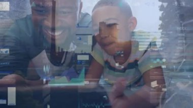 Afrika kökenli Amerikalı baba ve çocuğun birlikte öğrenmesi üzerine veri işleme animasyonu. Küresel eğitim, işletme, finans, hesaplama ve veri işleme kavramı dijital olarak oluşturulmuş video.