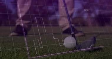 Golf sopası ve topla erkek golfçünün bacaklarının üzerinde istatistik ve veri işleme animasyonu. Küresel spor, rekabet ve veri işleme kavramı dijital olarak oluşturulmuş video.