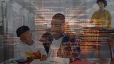 Oğlu okuyan Afro-Amerikan babasının veri işleme animasyonu. Küresel eğitim, işletme, finans, hesaplama ve veri işleme kavramı dijital olarak oluşturulmuş video.