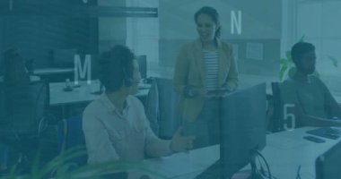 Çeşitli iş adamları üzerinde harflerin ve numaraların animasyonu. Küresel iş, finans ve veri işleme kavramı dijital olarak oluşturulmuş video.