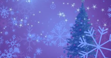 Kış manzarasında Noel ağacının üzerine düşen kar animasyonu. Noel, şenlik, kutlama ve gelenek konsepti dijital olarak oluşturuldu.