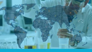 Laboratuvarda çalışan beyaz erkek bilim adamının dünya haritasının animasyonu. Küresel bilim, tıp ve dijital arayüz kavramı dijital olarak üretilen video.