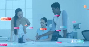 Sosyal medya simgelerinin, çeşitli iş adamlarının ofiste toplanması üzerine numaralar içeren animasyonu. Küresel iş, sosyal medya ve dijital arayüz kavramı dijital olarak oluşturulmuş video.