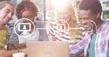 Dizüstü bilgisayara bakan farklı arkadaşların üzerinde çizgi ve noktalarla bağlanan simgelerin canlandırılması. Dijital bileşim, çoklu pozlama, iletişim, birliktelik ve teknoloji kavramı.