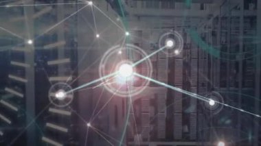 Sunucu odasındaki simgeler ve veri işleme ağı animasyonu. küresel bağlantılar, bilgisayar ve dijital arayüz konsepti dijital olarak oluşturulmuş video.