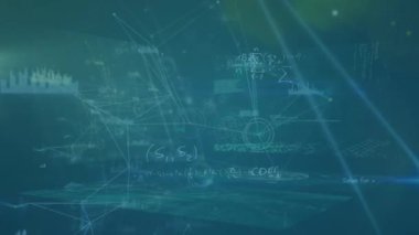 Bağlı noktaların animasyonu, yeşil arkaplana karşı matematiksel denklem üzerine grafikler simgeleri. Dijital olarak üretilmiş, hologram, çözüm, toplamlar, rapor, finans, iş dünyası ve soyut kavram.