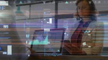 Ofiste çalışan çeşitli iş adamlarının veri işleme animasyonları. Küresel iş, finans ve dijital arayüz kavramı dijital olarak oluşturulmuş video.