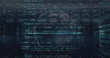 Sunucu veri depolama panelinin arkasındaki dünya, nokta ve programlama dilinin animasyonu. Dijital bileşik, çoklu pozlama, küreselleşme, kodlama, makine öğrenme, teknoloji, ağ sunucusu.