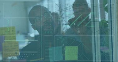 Ofisteki çeşitli iş adamları üzerinde veri işleme animasyonu. Küresel iş ve dijital arayüz kavramı, dijital olarak oluşturulmuş video.
