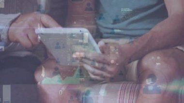 Oğlunun okuduğu melez bir babanın istatistik ve veri işleme animasyonu. Küresel eğitim, işletme, finans, hesaplama ve veri işleme kavramı dijital olarak oluşturulmuş video.