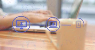 Dizüstü bilgisayar kullanan beyaz bir adamın kırpık elleri üzerinden ikonların ve noktaların animasyonu. Dijital bileşik, çoklu pozlama, iletişim, şekil, soyut ve teknoloji kavramı.