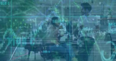 Ofisteki çeşitli iş adamları üzerinde finansal veri işleme animasyonu. Küresel iş, finans, bilgisayar ve veri işleme kavramı dijital olarak oluşturulmuş video.