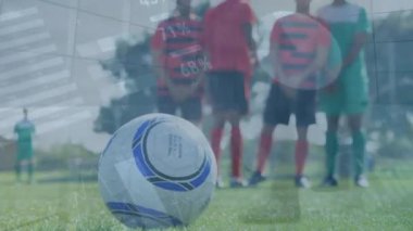 Futbolcular üzerinde istatistik ve veri işleme animasyonu. Küresel spor, rekabet ve veri işleme kavramı dijital olarak oluşturulmuş video.