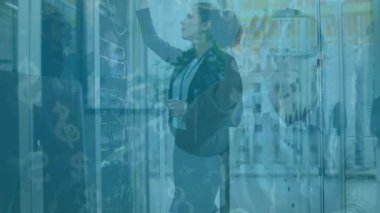 Kadın bilgisayar sunucusuyla video kulaklıklı iş adamının animasyonu. Küresel iş, finans, bilgisayar ve veri işleme kavramı dijital olarak oluşturulmuş video.