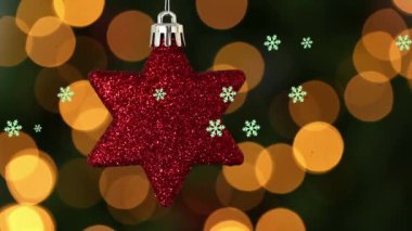 Kırmızı yıldız süslemesinin üzerine yağan kar animasyonu. Noel, şenlik, kutlama ve gelenek konsepti dijital olarak oluşturuldu.