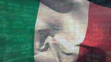 İtalya bayrağı üzerinde istatistik ve finansal veri işleme animasyonu. Küresel iş, finans ve veri işleme kavramı dijital olarak oluşturulmuş video.