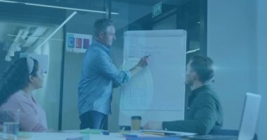 Çeşitli iş adamlarının ofiste toplantı yapmaları üzerine asma kilit ikonu animasyonu. Küresel iş, çevrimiçi güvenlik ve dijital arayüz kavramı dijital olarak oluşturulmuş video.