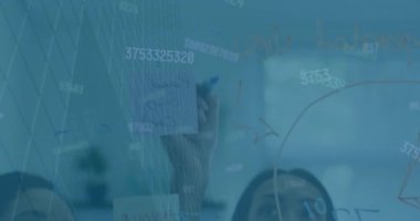 Çeşitli iş adamları üzerinde istatistik ve veri işleme animasyonu. Küresel iş, finans ve veri işleme kavramı dijital olarak oluşturulmuş video.