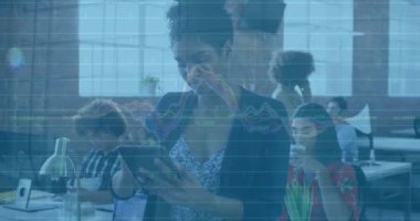 Ofiste çalışan çeşitli iş adamları üzerinde finansal veri işleme animasyonu. Küresel iş, finans ve dijital arayüz kavramı dijital olarak oluşturulmuş video.