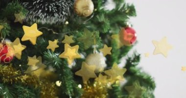 Noel tebriklerinin animasyonu Noel süslemeleri üzerine mesajlaşır. Noel, şenlik, kutlama ve gelenek konsepti dijital olarak oluşturuldu.