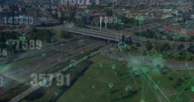 Şehir manzarası üzerindeki istatistik ve finansal veri işleme animasyonları. Küresel iş, finans ve veri işleme kavramı dijital olarak oluşturulmuş video.