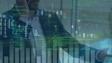 Kafkas işadamı ve şehir manzarası üzerindeki finansal veri işleme animasyonu. Küresel finansman, yaşam tarzı ve dijital arayüz kavramı dijital olarak oluşturulmuş video.