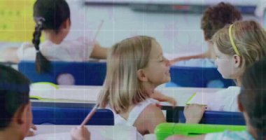 Sınıftaki okul çocukları üzerinde veri işleme animasyonu. Küresel eğitim, işletme, finans, hesaplama ve veri işleme kavramı dijital olarak oluşturulmuş video.