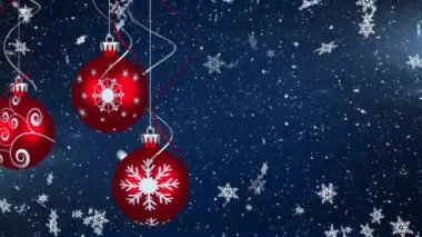 Mavi arka planda yağan kar ve noel süslerinin animasyonu. Noel, gelenek ve kutlama konsepti dijital üretilmiş video.