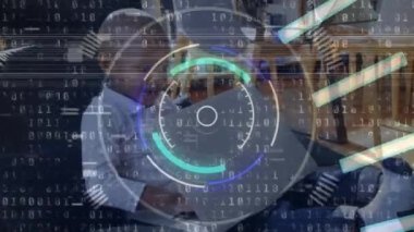 Bilgisayarı kullanan Afro-Amerikan çocuk üzerinden 5G metinlerle veri işleme ve tarama animasyonu. Küresel hesaplama, teknoloji ve dijital arayüz kavramı dijital olarak oluşturulmuş video.