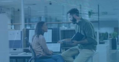 Akıllı telefon kullanan Kafkasyalı işadamı üzerindeki simgelerle bağlantı ağının animasyonu. Küresel işletme finans bağlantıları ve dijital arayüz konsepti dijital olarak oluşturulmuş video.