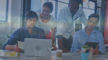 Ofiste çalışan çeşitli iş adamlarının veri işleme animasyonları. Küresel iş, finans ve dijital arayüz kavramı dijital olarak oluşturulmuş video.