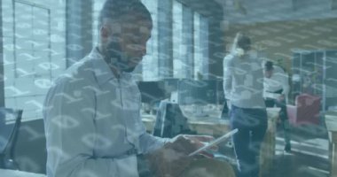 Ofiste tablet kullanan Afro-Amerikan iş adamının veri işleme animasyonu. Küresel iş, finans ve dijital arayüz kavramı dijital olarak oluşturulmuş video.