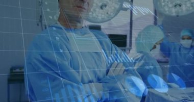 Kafkas erkek doktor üzerinde veri işleme animasyonu. küresel tıp, sağlık ve dijital arayüz kavramı dijital olarak üretilen video.