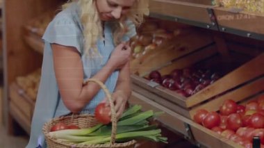 Marketten alışveriş yapan beyaz bir kadın için finansal veri işleme animasyonu. Küresel finans, iş, alışveriş na veri işleme kavramı dijital olarak oluşturulmuş video.