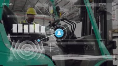 Forklift 'te çalışan bir adamın veri işleme ve bağlantılarının animasyonu. Küresel gönderme, hesaplama, bağlantılar ve dijital olarak oluşturulmuş veri işleme kavramı.